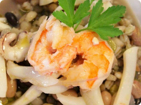 Zuppa con gamberi e julienne di seppie.