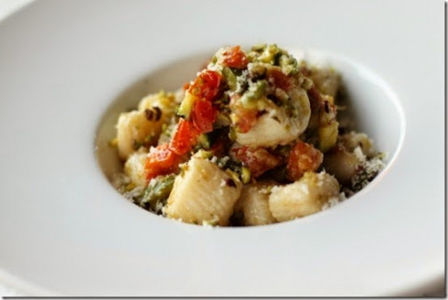 Gnocchi di ricotta con sugo di zucchine e pomodori.