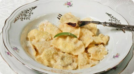 Tortelli cremaschi, un primo piatto tipico della tradizione natalizia lombarda.