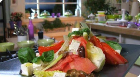 Insalata di anguria, cipolla e feta.