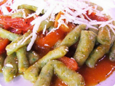 Gnocchi al basilico, un primo piatto veloce ma saporito.