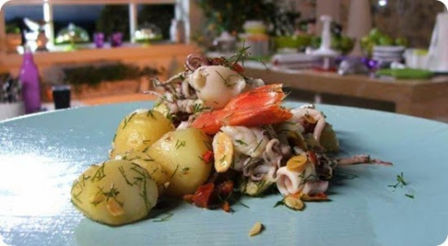 Insalata di mare con pomodori secchi e mandorle tostate.