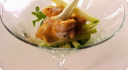Cocktail di gamberi con mele, cipollotto, salsa rosa e curry.