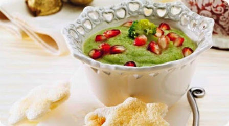Crema di broccoli e chicchi di melagrana.