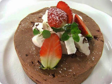 Cheesecake al cioccolato, fragole e panna.