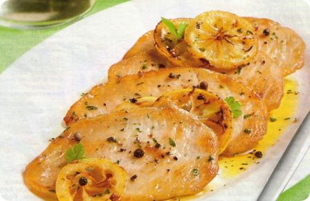 Fettine di pollo al limone, di sapore delicato e deciso.