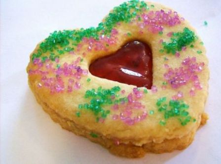Biscotti frollini a forma di cuore da regalare all'innamorato