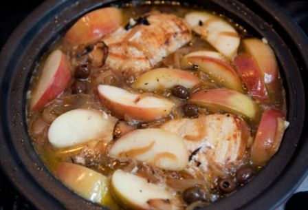 Tajine di pollo con cipolle caramellate, olive e mele