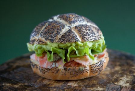 Sandwich con salmone e avocado