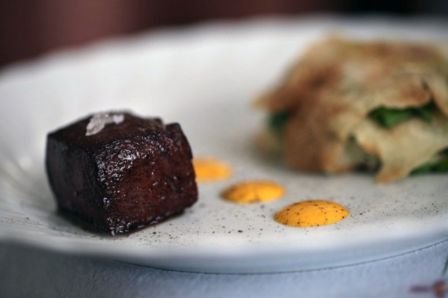 Ghiacciolo di lingua, salsa giardiniera e tortino di casarau e bietole.