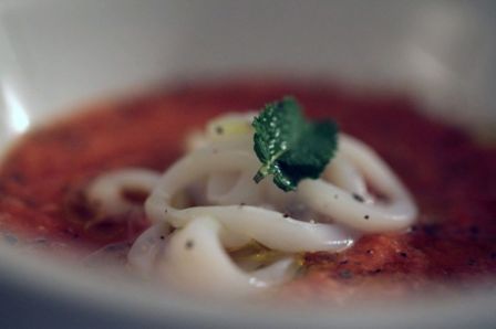 Gazpacho alla menta e calamari à la vapeur