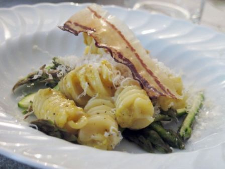 Un’idea di carbonara attorno agli asparagi e ai fusilli Oro Verrigni