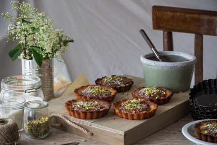Crostatine con mousse al cioccolato, cocco e pistacchi