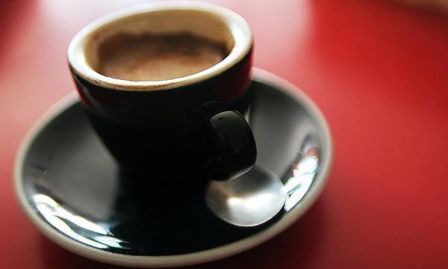 Perversioni in tazzina: il caffè, metafora dell’italiano rompiballe