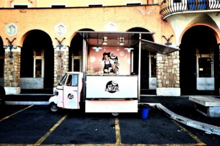 Ape, camion e food truck: 22 esempi che catturano perfettamente la magia dello street food