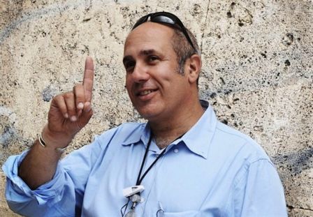 Qualsiasi impegno distragga il sindaco Federico Moccia dalla scrittura è una benedizione. Grazie, Rosello
