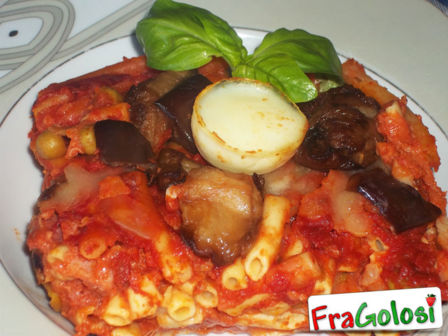 PASTA AL FORNO CON RAGÙ DI SALSICCIA, UOVA SODE E MELANZANE
