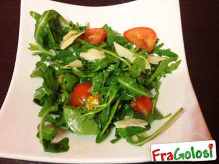 INSALATA DI RUCOLA, POMODORI E SCAGLIE DI PARMIGIANO