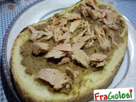 BRUSCHETTONA CON PATÉ DI OLIVE VERDI E TONNO