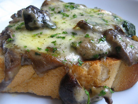 Ricette con i funghi: i toast porcini e camembert