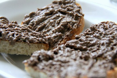 Crostini di fegato alla toscana. Un antipasto tradizionale del Natale.