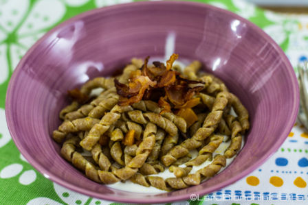 Busiate integrali con zucca e bacon, su fondutina di stracchino allo Yogurt