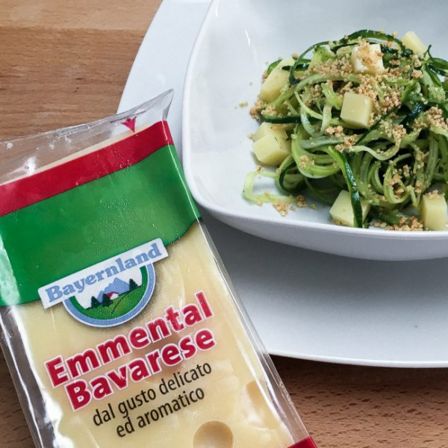 zoodles con pesto, nocciole e  Emmental Bavarese