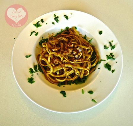 Spaghetti con pesto rosso, rucola e noci – Pasta with red pesto, rocket and walnuts