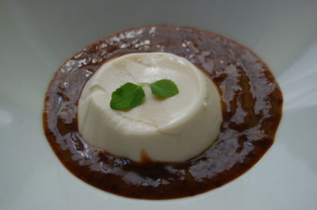 Panna cotta con salsa alle prugne e mentuccia