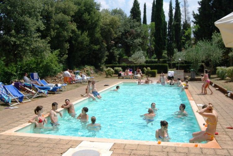 Affonda il Titanic? Vieni con noi al wine pool party a San Gimignano