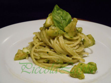 Spaghetti con Zucchine e Pesto Saporito