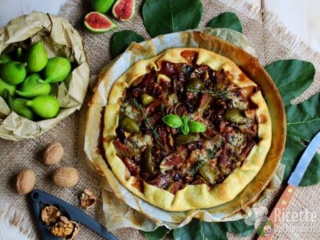 Crostata salata di fichi, crudo e gorgonzola