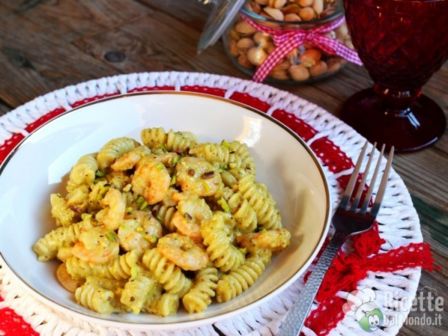 Fusilli con pesto di pistacchi e gamberi