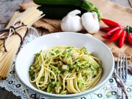 Spaghetti con tonno e zucchine