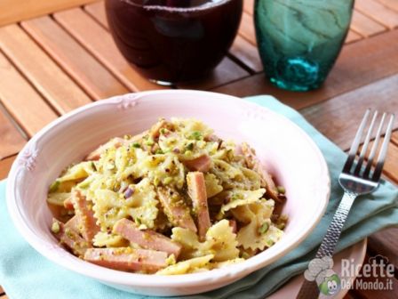 Pasta con pesto di pistacchi e mortadella