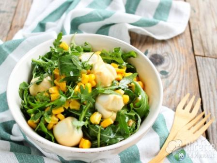 Insalata di rucola mais e ciliegine di provola