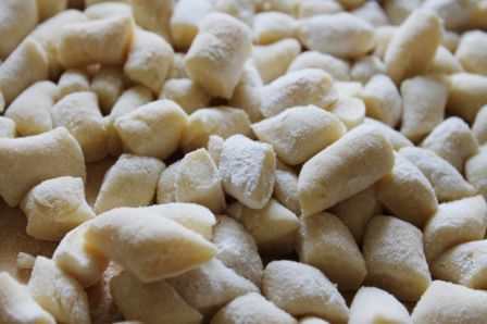 Gnocchi alla sorrentina in tegamino di terracotta e mozzarella filante come da tradizione