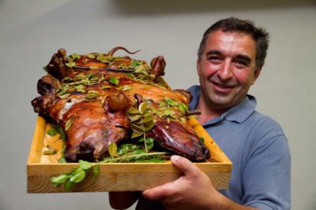 Maialino o porceddu con il mirto perché le vacanze estive abbiano inizio