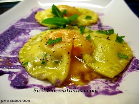 Raviolo con tuorlo su crema di cavolo viola e mentuccia
