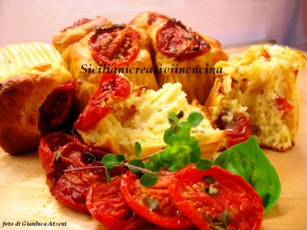Muffins ai pomodori confit, parmigiano e basilico