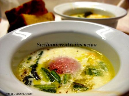 Uova in cocotte con asparagi e crema di pecorino