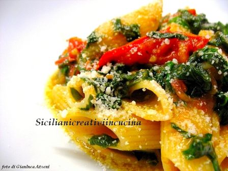 Penne agli spinaci e pomodori