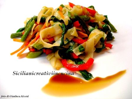 Tagliatelle di riso con verdure saltate e soia