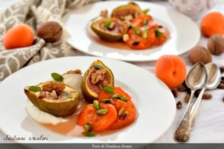 Fichi e albicocche al forno, con yogurt e miele