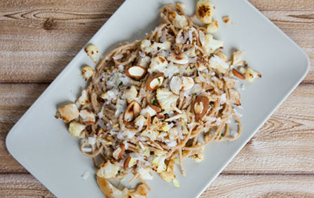 Spaghetti integrali con cavolfiore, limone e mandorle tostate