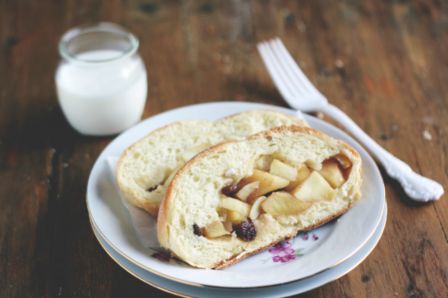 Treccia di pane dolce con mele, uvetta e cannella