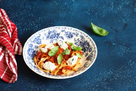 Tagliatelle con salsa di pomodoro e ricotta