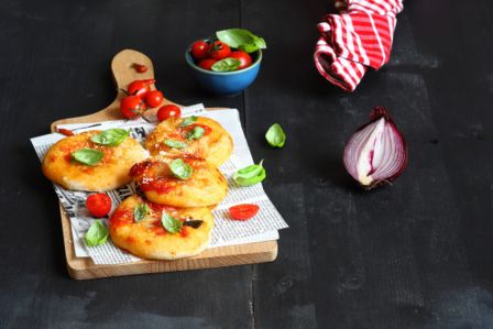 Pizzette con pomodoro, cipolle e ricotta salata
