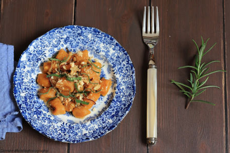Gnocchi di zucca con sugo di scalogni e nocciole