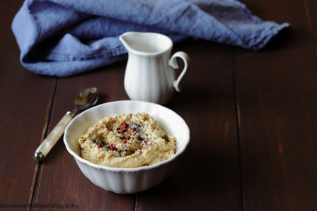 Hummus di ceci con (tanti) semi e pepe